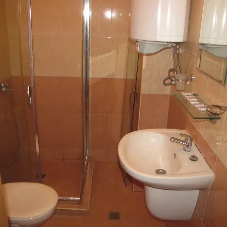 Guest Salena 公寓式酒店 3*